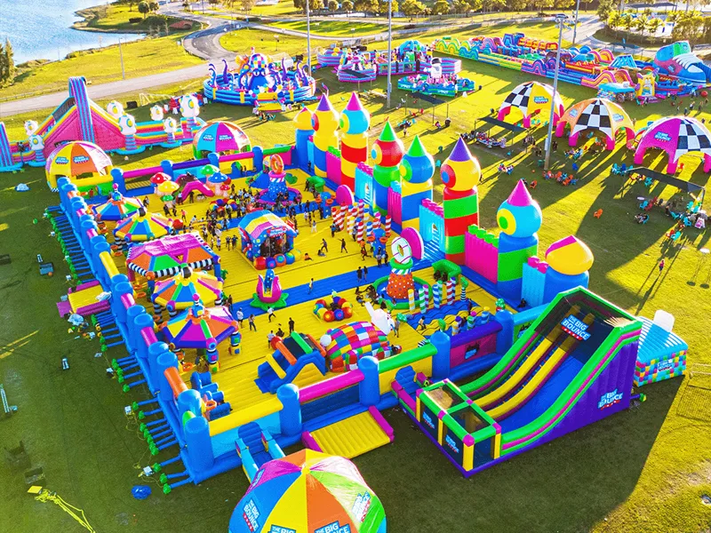 Hvad består et oppusteligt slot af?